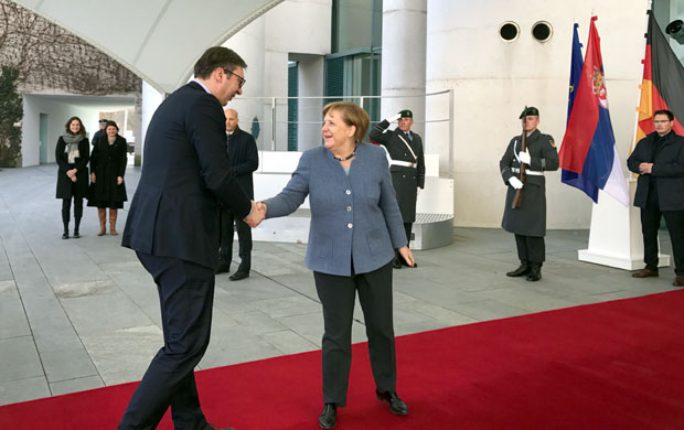 Почасни строј и срдачан дочек Меркелове за Вучића, одржан састанак са канцеларком (ФОТО)